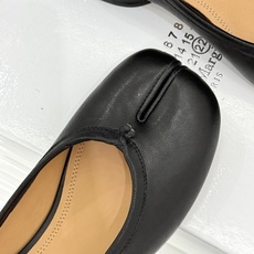 MaisonMargiela|MM6马吉拉26WF新品分趾粗跟单鞋标志性分趾鞋头搭配利落鞋型一脚蹬设计自 MaisonMargiela|MM6马吉拉26WF新品分趾粗跟单鞋标志性分趾鞋头搭配利落鞋型一脚蹬设计自