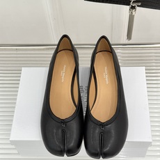 MaisonMargiela|MM6马吉拉26WF新品分趾粗跟单鞋标志性分趾鞋头搭配利落鞋型一脚蹬设计自 MaisonMargiela|MM6马吉拉26WF新品分趾粗跟单鞋标志性分趾鞋头搭配利落鞋型一脚蹬设计自