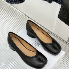 MaisonMargiela|MM6马吉拉26WF新品分趾粗跟单鞋标志性分趾鞋头搭配利落鞋型一脚蹬设计自 MaisonMargiela|MM6马吉拉26WF新品分趾粗跟单鞋标志性分趾鞋头搭配利落鞋型一脚蹬设计自