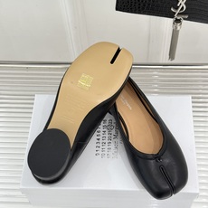 MaisonMargiela|MM6马吉拉26WF新品分趾粗跟单鞋标志性分趾鞋头搭配利落鞋型一脚蹬设计自 MaisonMargiela|MM6马吉拉26WF新品分趾粗跟单鞋标志性分趾鞋头搭配利落鞋型一脚蹬设计自