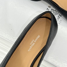 MaisonMargiela|MM6马吉拉26WF新品分趾粗跟单鞋标志性分趾鞋头搭配利落鞋型一脚蹬设计自 MaisonMargiela|MM6马吉拉26WF新品分趾粗跟单鞋标志性分趾鞋头搭配利落鞋型一脚蹬设计自