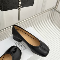 MaisonMargiela|MM6马吉拉26WF新品分趾粗跟单鞋标志性分趾鞋头搭配利落鞋型一脚蹬设计自 MaisonMargiela|MM6马吉拉26WF新品分趾粗跟单鞋标志性分趾鞋头搭配利落鞋型一脚蹬设计自