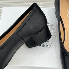 MaisonMargiela|MM6马吉拉26WF新品分趾粗跟单鞋标志性分趾鞋头搭配利落鞋型一脚蹬设计自 MaisonMargiela|MM6马吉拉26WF新品分趾粗跟单鞋标志性分趾鞋头搭配利落鞋型一脚蹬设计自