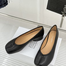 MaisonMargiela|MM6马吉拉26WF新品分趾粗跟单鞋标志性分趾鞋头搭配利落鞋型一脚蹬设计自 MaisonMargiela|MM6马吉拉26WF新品分趾粗跟单鞋标志性分趾鞋头搭配利落鞋型一脚蹬设计自
