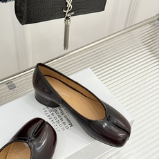 MaisonMargiela|MM6马吉拉26WF新品分趾粗跟单鞋标志性分趾鞋头搭配利落鞋型一脚蹬设计自 MaisonMargiela|MM6马吉拉26WF新品分趾粗跟单鞋标志性分趾鞋头搭配利落鞋型一脚蹬设计自
