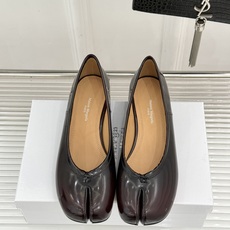 MaisonMargiela|MM6马吉拉26WF新品分趾粗跟单鞋标志性分趾鞋头搭配利落鞋型一脚蹬设计自 MaisonMargiela|MM6马吉拉26WF新品分趾粗跟单鞋标志性分趾鞋头搭配利落鞋型一脚蹬设计自