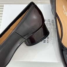 MaisonMargiela|MM6马吉拉26WF新品分趾粗跟单鞋标志性分趾鞋头搭配利落鞋型一脚蹬设计自 MaisonMargiela|MM6马吉拉26WF新品分趾粗跟单鞋标志性分趾鞋头搭配利落鞋型一脚蹬设计自