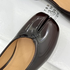 MaisonMargiela|MM6马吉拉26WF新品分趾粗跟单鞋标志性分趾鞋头搭配利落鞋型一脚蹬设计自 MaisonMargiela|MM6马吉拉26WF新品分趾粗跟单鞋标志性分趾鞋头搭配利落鞋型一脚蹬设计自