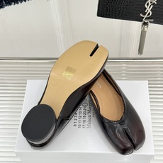 MaisonMargiela|MM6马吉拉26WF新品分趾粗跟单鞋标志性分趾鞋头搭配利落鞋型一脚蹬设计自 MaisonMargiela|MM6马吉拉26WF新品分趾粗跟单鞋标志性分趾鞋头搭配利落鞋型一脚蹬设计自
