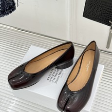 MaisonMargiela|MM6马吉拉26WF新品分趾粗跟单鞋标志性分趾鞋头搭配利落鞋型一脚蹬设计自 MaisonMargiela|MM6马吉拉26WF新品分趾粗跟单鞋标志性分趾鞋头搭配利落鞋型一脚蹬设计自