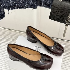 MaisonMargiela|MM6马吉拉26WF新品分趾粗跟单鞋标志性分趾鞋头搭配利落鞋型一脚蹬设计自 MaisonMargiela|MM6马吉拉26WF新品分趾粗跟单鞋标志性分趾鞋头搭配利落鞋型一脚蹬设计自