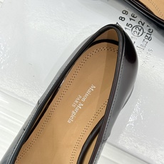 MaisonMargiela|MM6马吉拉26WF新品分趾粗跟单鞋标志性分趾鞋头搭配利落鞋型一脚蹬设计自 MaisonMargiela|MM6马吉拉26WF新品分趾粗跟单鞋标志性分趾鞋头搭配利落鞋型一脚蹬设计自