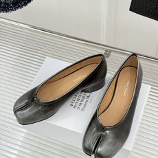 MaisonMargiela|MM6马吉拉26WF新品分趾粗跟单鞋标志性分趾鞋头搭配利落鞋型一脚蹬设计自 MaisonMargiela|MM6马吉拉26WF新品分趾粗跟单鞋标志性分趾鞋头搭配利落鞋型一脚蹬设计自