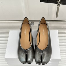 MaisonMargiela|MM6马吉拉26WF新品分趾粗跟单鞋标志性分趾鞋头搭配利落鞋型一脚蹬设计自 MaisonMargiela|MM6马吉拉26WF新品分趾粗跟单鞋标志性分趾鞋头搭配利落鞋型一脚蹬设计自