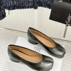 MaisonMargiela|MM6马吉拉26WF新品分趾粗跟单鞋标志性分趾鞋头搭配利落鞋型一脚蹬设计自 MaisonMargiela|MM6马吉拉26WF新品分趾粗跟单鞋标志性分趾鞋头搭配利落鞋型一脚蹬设计自