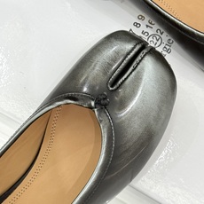 MaisonMargiela|MM6马吉拉26WF新品分趾粗跟单鞋标志性分趾鞋头搭配利落鞋型一脚蹬设计自 MaisonMargiela|MM6马吉拉26WF新品分趾粗跟单鞋标志性分趾鞋头搭配利落鞋型一脚蹬设计自