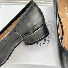 MaisonMargiela|MM6马吉拉26WF新品分趾粗跟单鞋标志性分趾鞋头搭配利落鞋型一脚蹬设计自 MaisonMargiela|MM6马吉拉26WF新品分趾粗跟单鞋标志性分趾鞋头搭配利落鞋型一脚蹬设计自