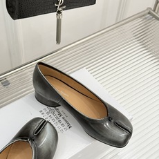 MaisonMargiela|MM6马吉拉26WF新品分趾粗跟单鞋标志性分趾鞋头搭配利落鞋型一脚蹬设计自 MaisonMargiela|MM6马吉拉26WF新品分趾粗跟单鞋标志性分趾鞋头搭配利落鞋型一脚蹬设计自