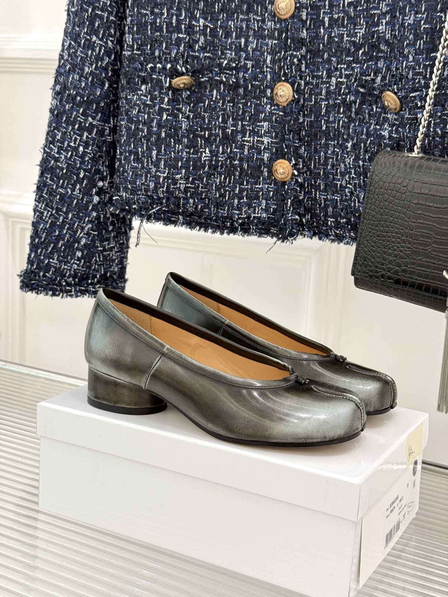 MaisonMargiela｜MM6马吉拉26WF新品分趾粗跟单鞋标志性分趾鞋头搭配利落鞋型一脚蹬设计自