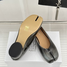 MaisonMargiela|MM6马吉拉26WF新品分趾粗跟单鞋标志性分趾鞋头搭配利落鞋型一脚蹬设计自 MaisonMargiela|MM6马吉拉26WF新品分趾粗跟单鞋标志性分趾鞋头搭配利落鞋型一脚蹬设计自