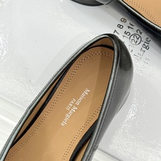 MaisonMargiela|MM6马吉拉26WF新品分趾粗跟单鞋标志性分趾鞋头搭配利落鞋型一脚蹬设计自 MaisonMargiela|MM6马吉拉26WF新品分趾粗跟单鞋标志性分趾鞋头搭配利落鞋型一脚蹬设计自