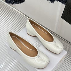 MaisonMargiela|MM6马吉拉26WF新品分趾粗跟单鞋标志性分趾鞋头搭配利落鞋型一脚蹬设计自 MaisonMargiela|MM6马吉拉26WF新品分趾粗跟单鞋标志性分趾鞋头搭配利落鞋型一脚蹬设计自
