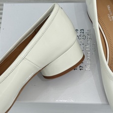 MaisonMargiela|MM6马吉拉26WF新品分趾粗跟单鞋标志性分趾鞋头搭配利落鞋型一脚蹬设计自 MaisonMargiela|MM6马吉拉26WF新品分趾粗跟单鞋标志性分趾鞋头搭配利落鞋型一脚蹬设计自
