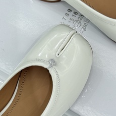 MaisonMargiela|MM6马吉拉26WF新品分趾粗跟单鞋标志性分趾鞋头搭配利落鞋型一脚蹬设计自 MaisonMargiela|MM6马吉拉26WF新品分趾粗跟单鞋标志性分趾鞋头搭配利落鞋型一脚蹬设计自