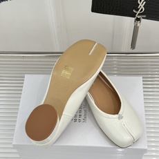 MaisonMargiela|MM6马吉拉26WF新品分趾粗跟单鞋标志性分趾鞋头搭配利落鞋型一脚蹬设计自 MaisonMargiela|MM6马吉拉26WF新品分趾粗跟单鞋标志性分趾鞋头搭配利落鞋型一脚蹬设计自