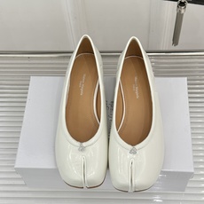 MaisonMargiela|MM6马吉拉26WF新品分趾粗跟单鞋标志性分趾鞋头搭配利落鞋型一脚蹬设计自 MaisonMargiela|MM6马吉拉26WF新品分趾粗跟单鞋标志性分趾鞋头搭配利落鞋型一脚蹬设计自