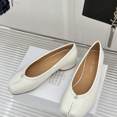 MaisonMargiela|MM6马吉拉26WF新品分趾粗跟单鞋标志性分趾鞋头搭配利落鞋型一脚蹬设计自 MaisonMargiela|MM6马吉拉26WF新品分趾粗跟单鞋标志性分趾鞋头搭配利落鞋型一脚蹬设计自