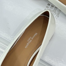 MaisonMargiela|MM6马吉拉26WF新品分趾粗跟单鞋标志性分趾鞋头搭配利落鞋型一脚蹬设计自 MaisonMargiela|MM6马吉拉26WF新品分趾粗跟单鞋标志性分趾鞋头搭配利落鞋型一脚蹬设计自