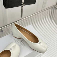 MaisonMargiela|MM6马吉拉26WF新品分趾粗跟单鞋标志性分趾鞋头搭配利落鞋型一脚蹬设计自 MaisonMargiela|MM6马吉拉26WF新品分趾粗跟单鞋标志性分趾鞋头搭配利落鞋型一脚蹬设计自