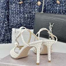 全珍珠Jimmy Choo/吉米周经典大珍珠鱼嘴高跟凉鞋将浪漫珠光与轻奢格调完美演绎自带一眼沦陷的名媛氛 全珍珠Jimmy Choo/吉米周经典大珍珠鱼嘴高跟凉鞋将浪漫珠光与轻奢格调完美演绎自带一眼沦陷的名媛氛