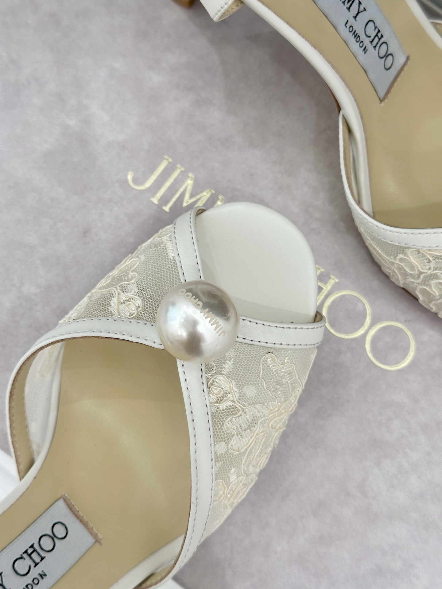 蕾丝款Jimmy Choo/吉米周经典大珍珠鱼嘴高跟凉鞋将浪漫珠光与轻奢格调完美演绎自带一眼沦陷的名媛氛