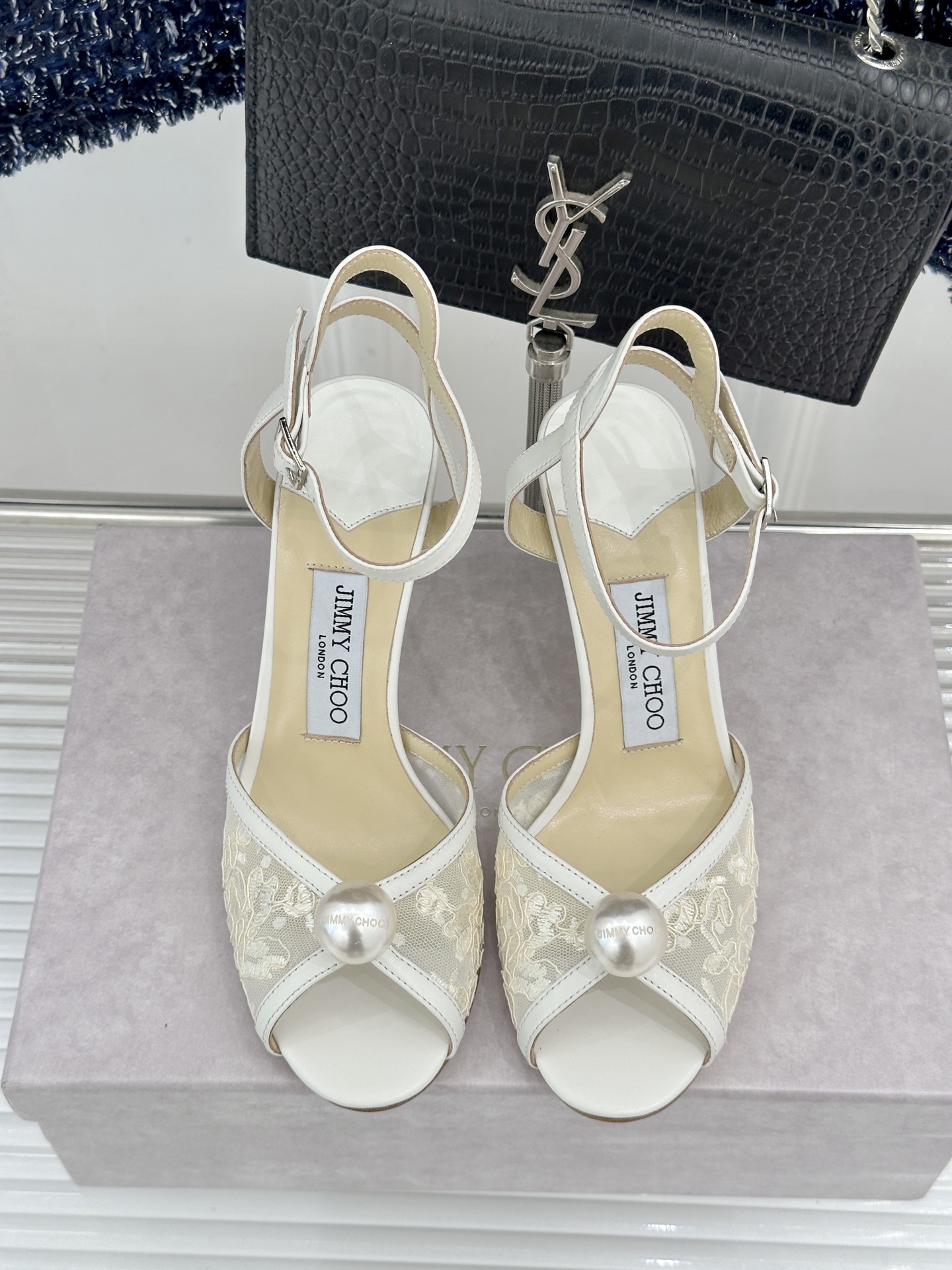蕾丝款Jimmy Choo/吉米周经典大珍珠鱼嘴高跟凉鞋将浪漫珠光与轻奢格调完美演绎自带一眼沦陷的名媛氛
