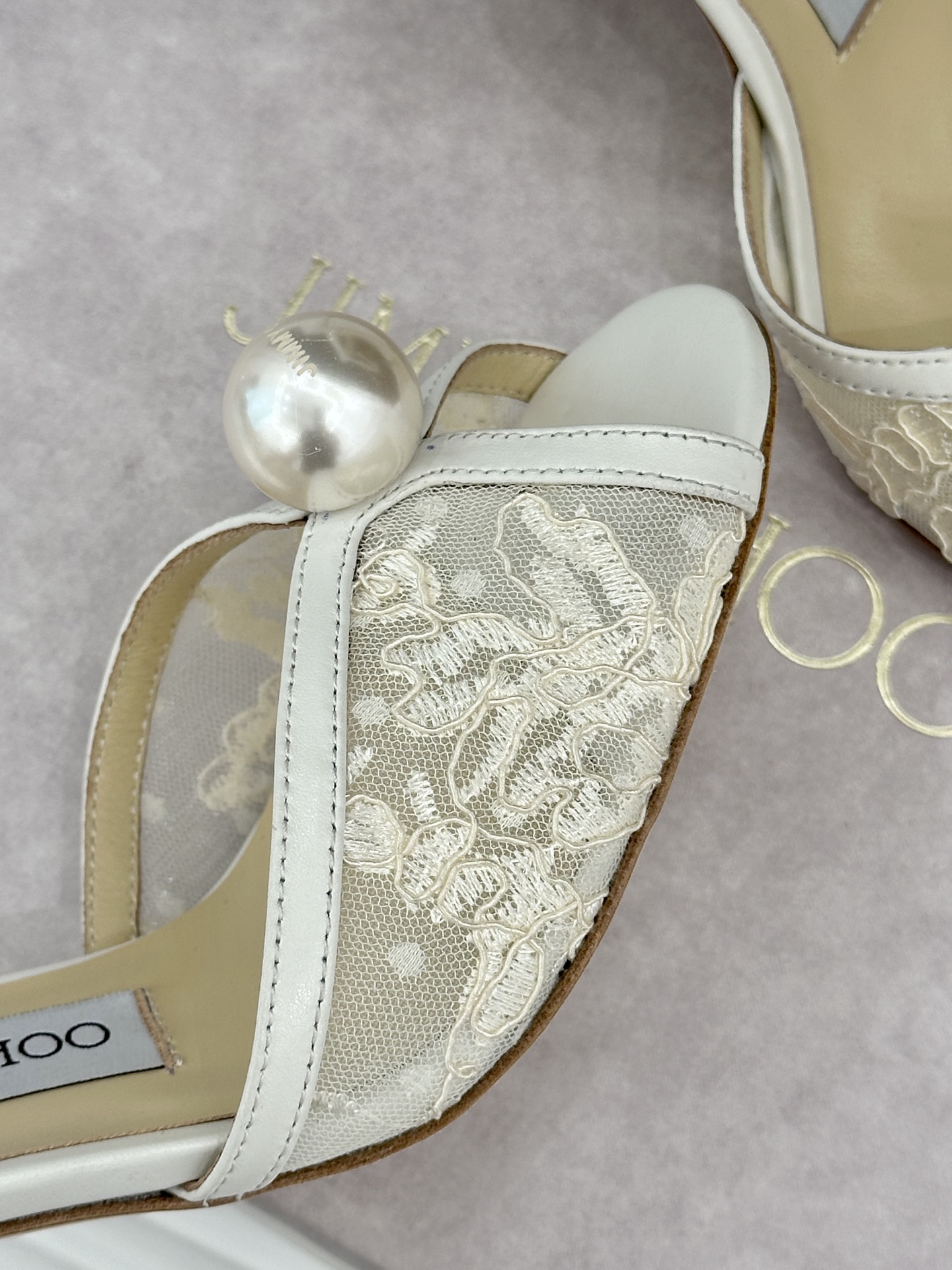 蕾丝款Jimmy Choo/吉米周经典大珍珠鱼嘴高跟凉鞋将浪漫珠光与轻奢格调完美演绎自带一眼沦陷的名媛氛