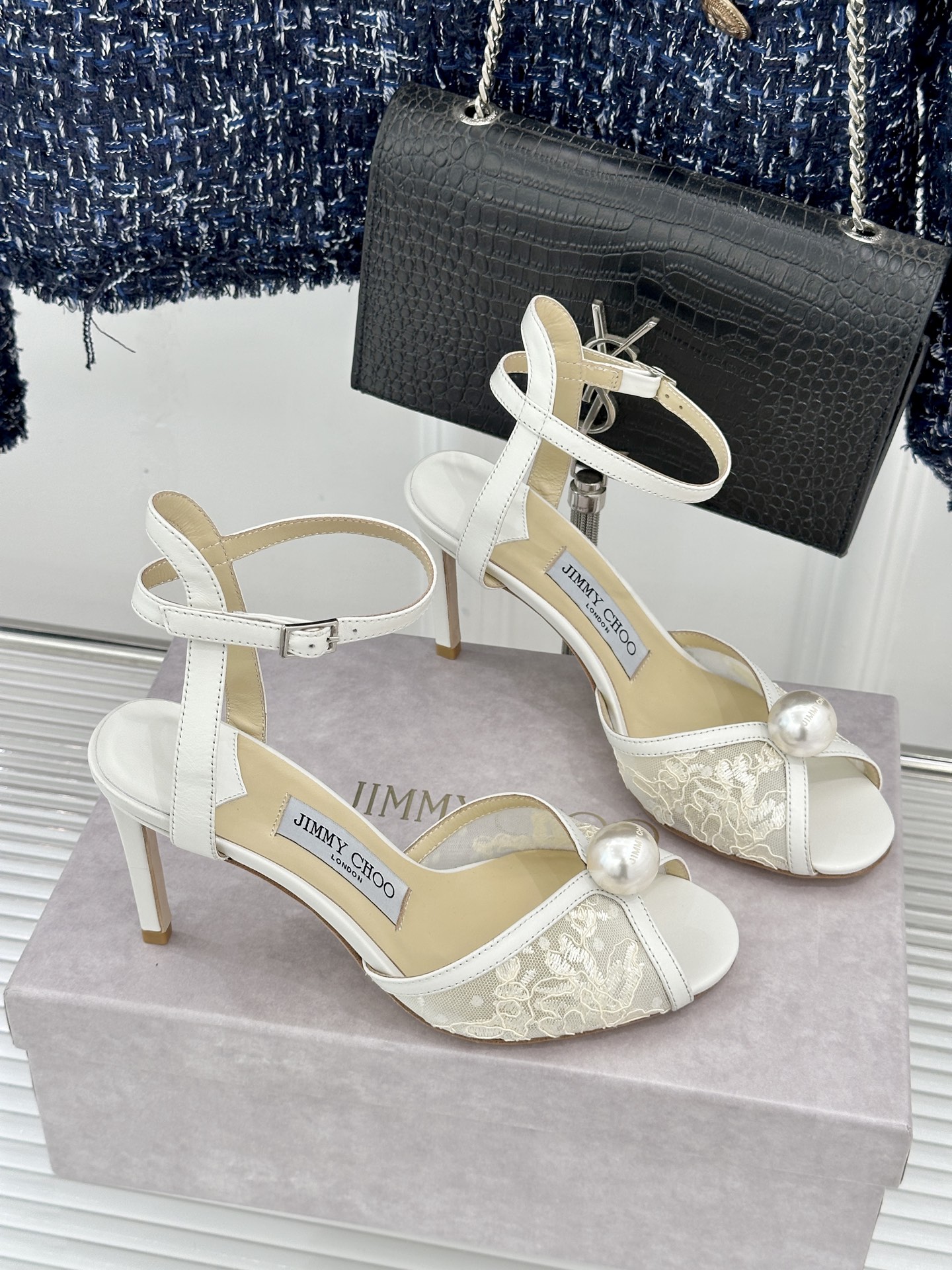 蕾丝款Jimmy Choo/吉米周经典大珍珠鱼嘴高跟凉鞋将浪漫珠光与轻奢格调完美演绎自带一眼沦陷的名媛氛