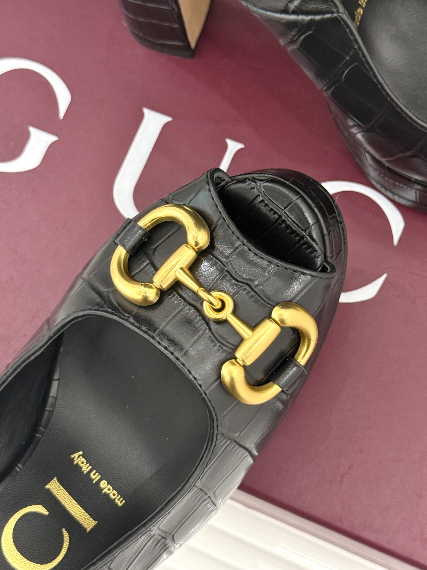 Gucci/古驰26WF新品马衔扣鱼嘴防水台粗跟高跟凉鞋演绎复古奢华与现代气场的融合之作。标志性金属马衔 Gucci/古驰26WF新品马衔扣鱼嘴防水台粗跟高跟凉鞋演绎复古奢华与现代气场的融合之作。标志性金属马衔