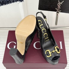 Gucci/古驰26WF新品马衔扣鱼嘴防水台粗跟高跟凉鞋演绎复古奢华与现代气场的融合之作。标志性金属马衔 Gucci/古驰26WF新品马衔扣鱼嘴防水台粗跟高跟凉鞋演绎复古奢华与现代气场的融合之作。标志性金属马衔