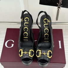 Gucci/古驰26WF新品马衔扣鱼嘴防水台粗跟高跟凉鞋演绎复古奢华与现代气场的融合之作。标志性金属马衔 Gucci/古驰26WF新品马衔扣鱼嘴防水台粗跟高跟凉鞋演绎复古奢华与现代气场的融合之作。标志性金属马衔