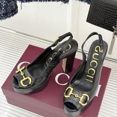 Gucci/古驰26WF新品马衔扣鱼嘴防水台粗跟高跟凉鞋演绎复古奢华与现代气场的融合之作。标志性金属马衔 Gucci/古驰26WF新品马衔扣鱼嘴防水台粗跟高跟凉鞋演绎复古奢华与现代气场的融合之作。标志性金属马衔