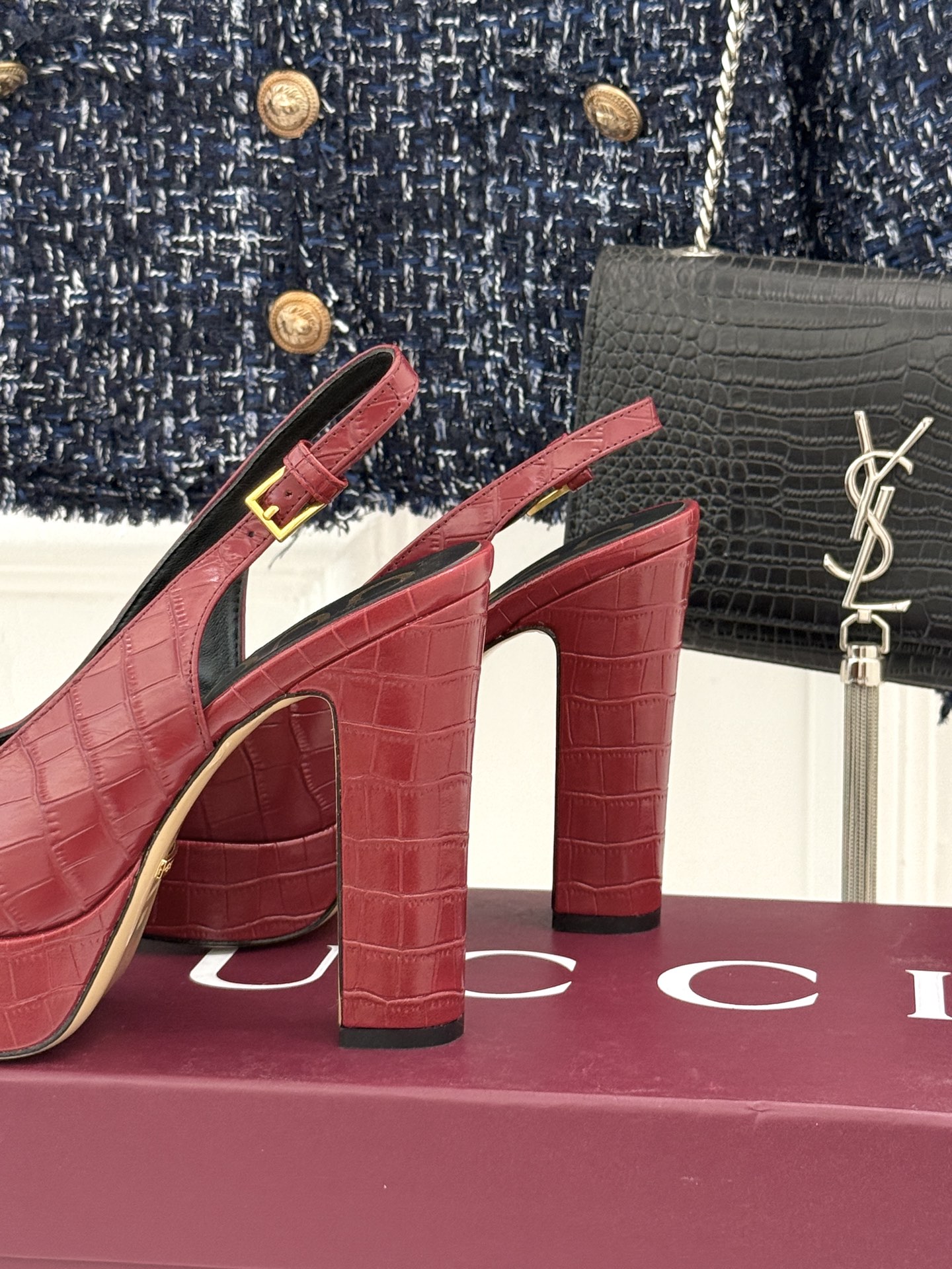 Gucci/古驰26WF新品马衔扣鱼嘴防水台粗跟高跟凉鞋演绎复古奢华与现代气场的融合之作。标志性金属马衔