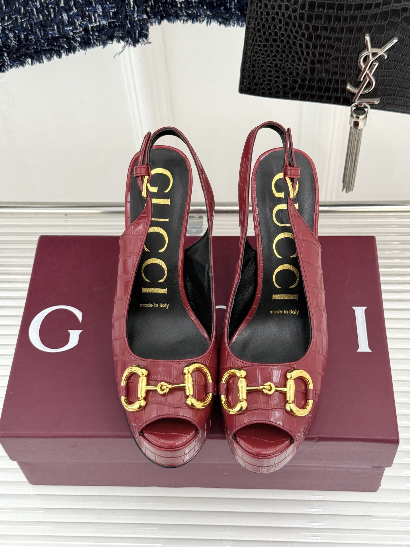 Gucci/古驰26WF新品马衔扣鱼嘴防水台粗跟高跟凉鞋演绎复古奢华与现代气场的融合之作。标志性金属马衔