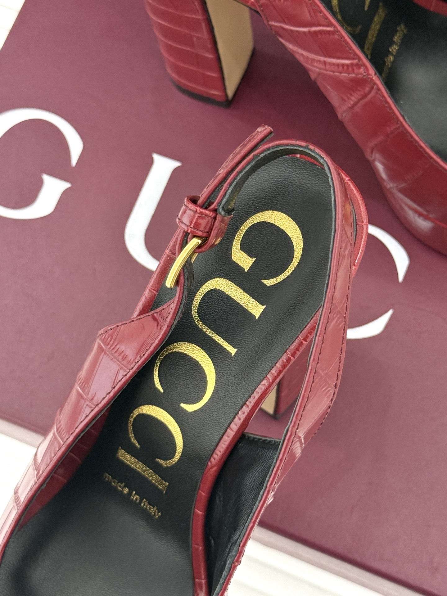 Gucci/古驰26WF新品马衔扣鱼嘴防水台粗跟高跟凉鞋演绎复古奢华与现代气场的融合之作。标志性金属马衔