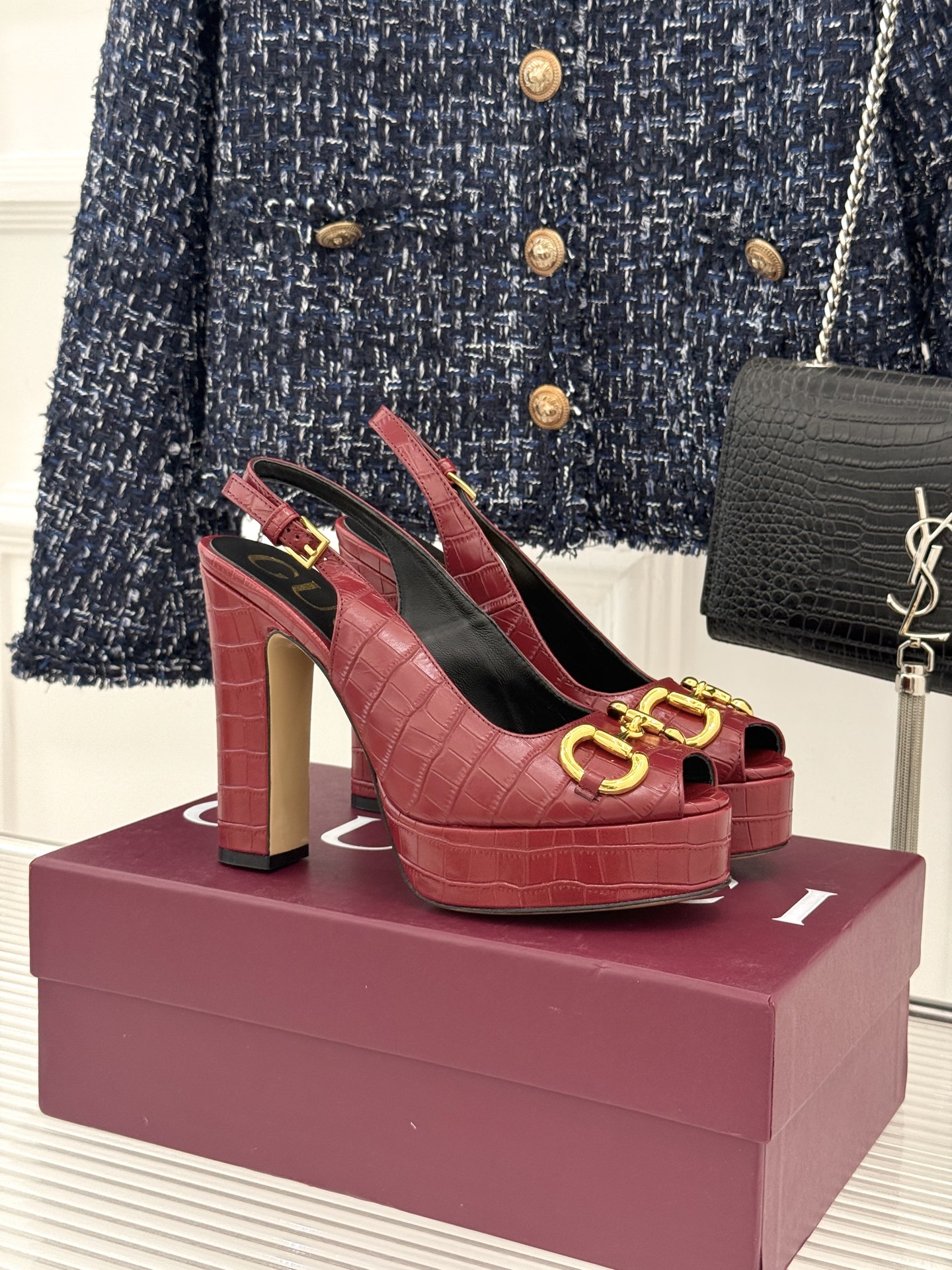 Gucci/古驰26WF新品马衔扣鱼嘴防水台粗跟高跟凉鞋演绎复古奢华与现代气场的融合之作。标志性金属马衔