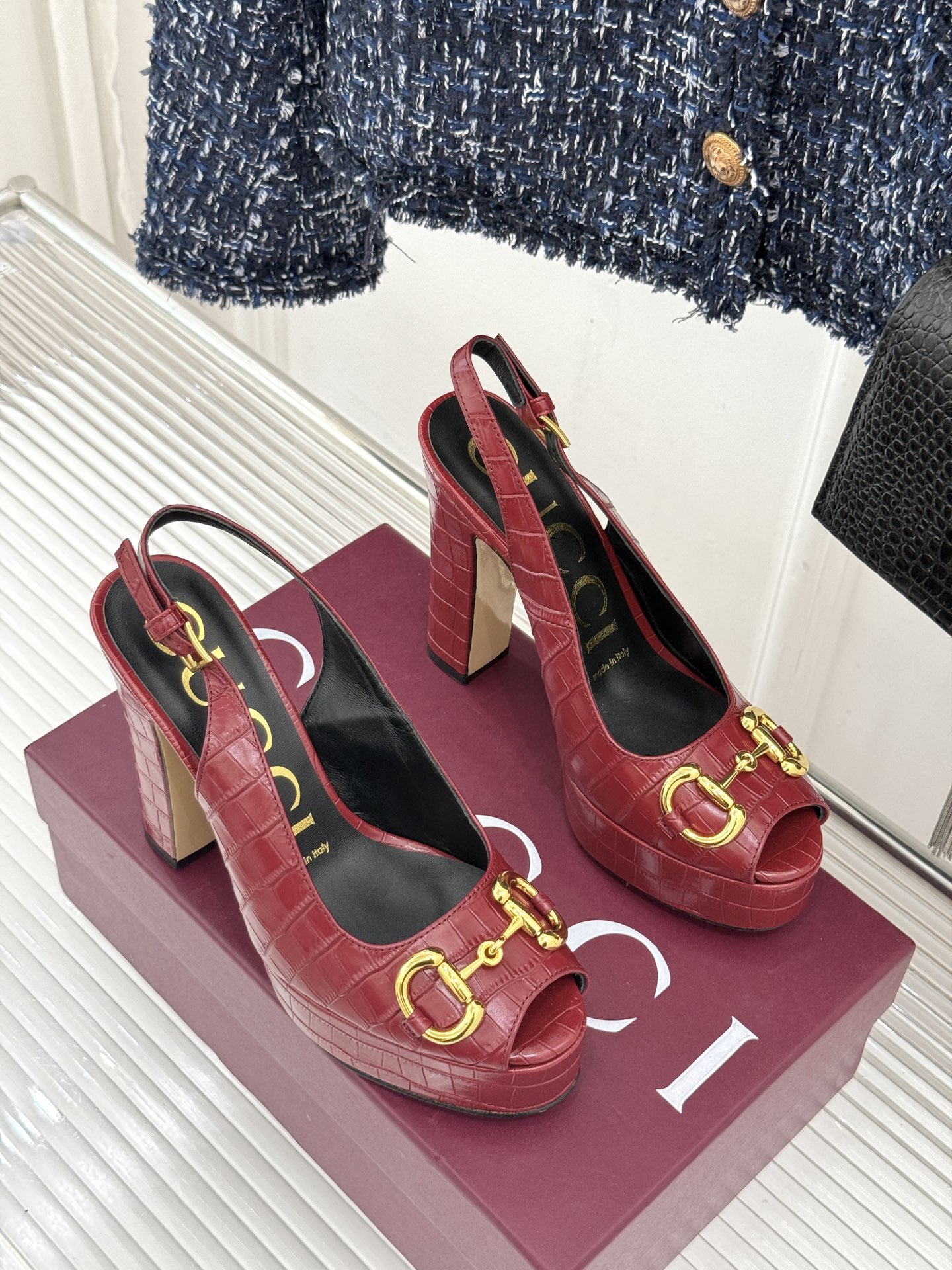 Gucci/古驰26WF新品马衔扣鱼嘴防水台粗跟高跟凉鞋演绎复古奢华与现代气场的融合之作。标志性金属马衔