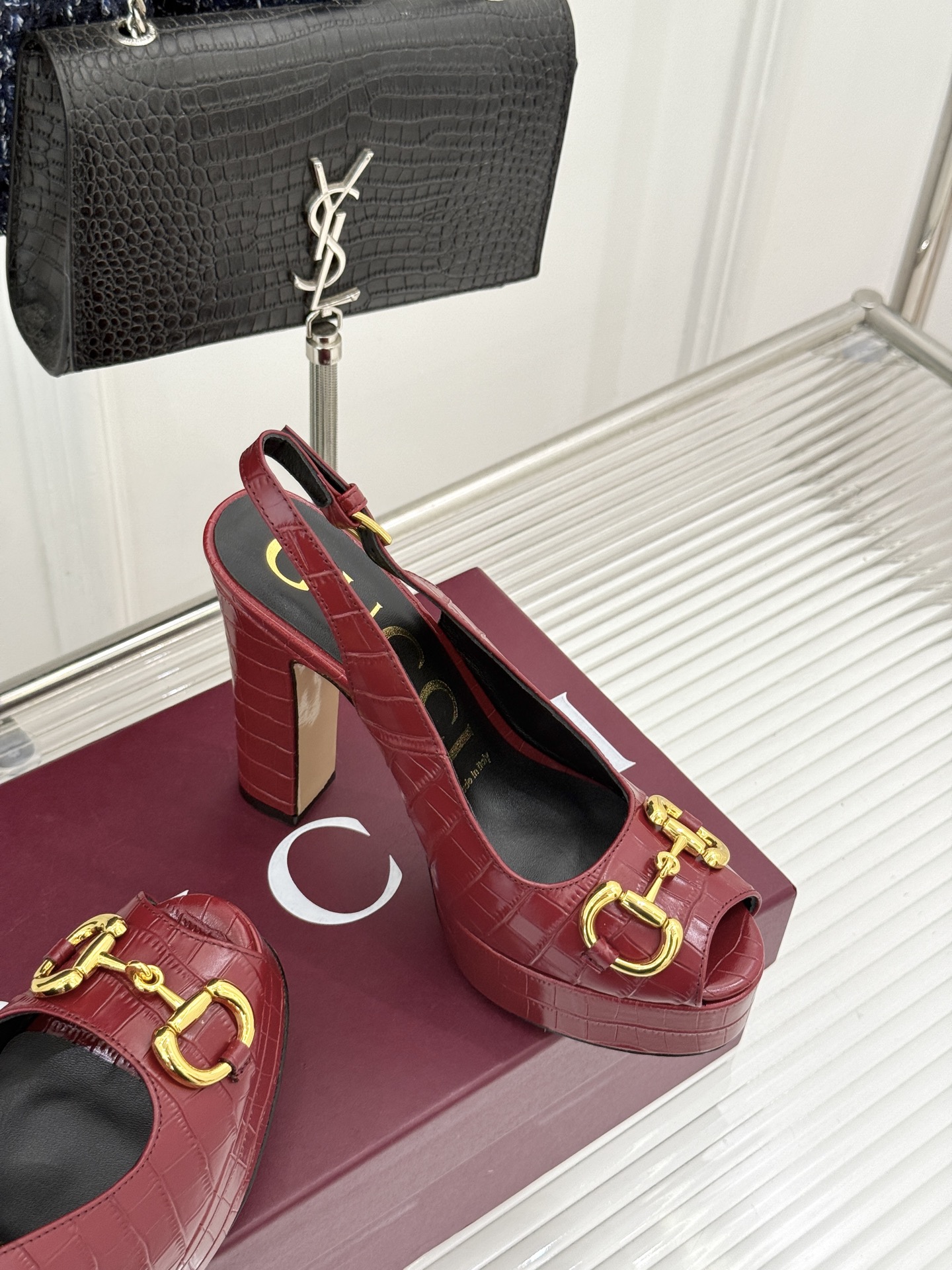 Gucci/古驰26WF新品马衔扣鱼嘴防水台粗跟高跟凉鞋演绎复古奢华与现代气场的融合之作。标志性金属马衔