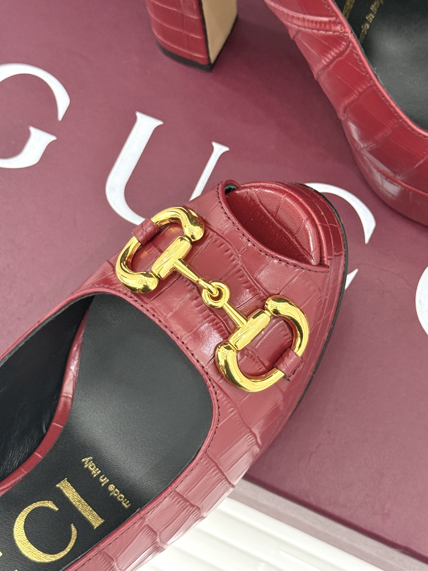 Gucci/古驰26WF新品马衔扣鱼嘴防水台粗跟高跟凉鞋演绎复古奢华与现代气场的融合之作。标志性金属马衔