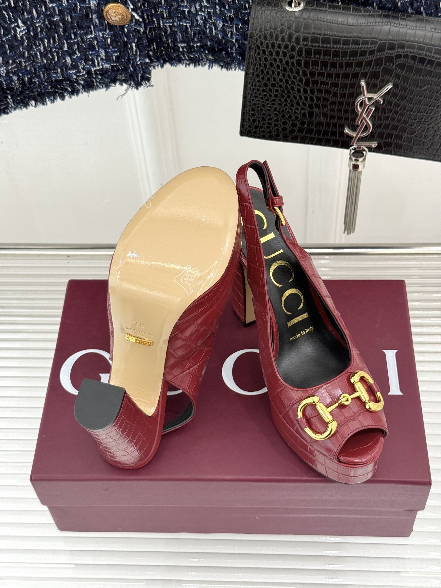 Gucci/古驰26WF新品马衔扣鱼嘴防水台粗跟高跟凉鞋演绎复古奢华与现代气场的融合之作。标志性金属马衔